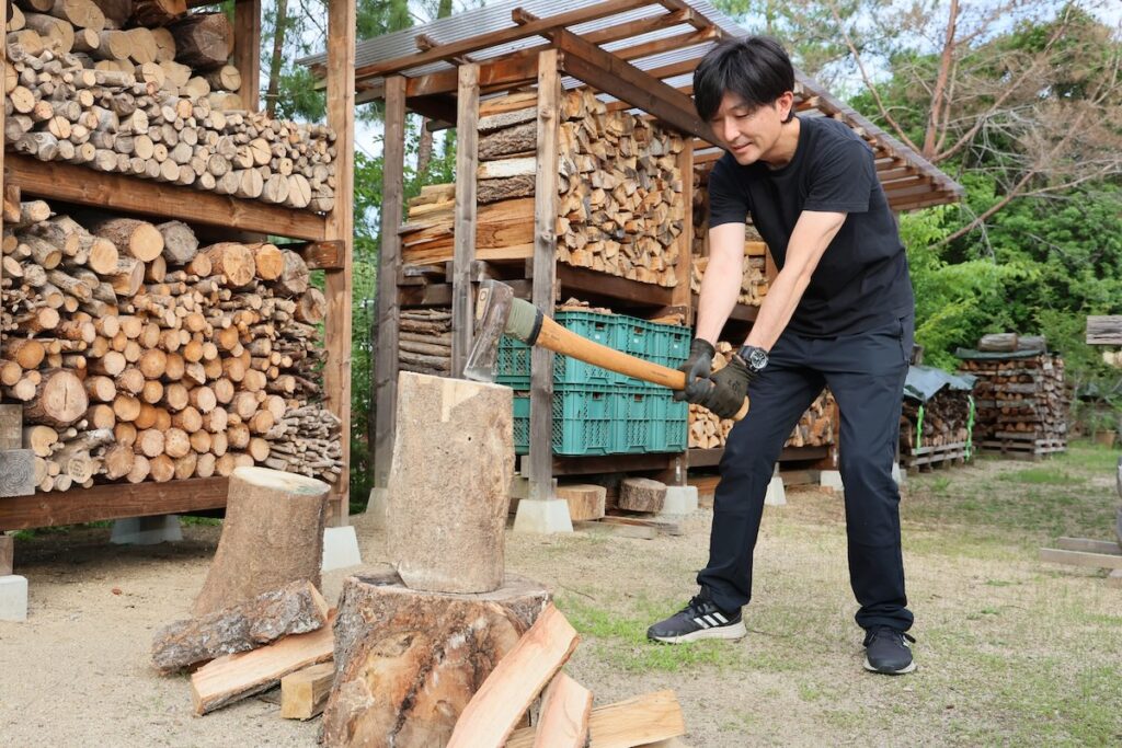 長坂剛夫が薪割りをしている画像